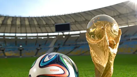 王钰栋19岁生日庆功，赛季30场轰入12球，本土射手榜一骑绝尘领跑